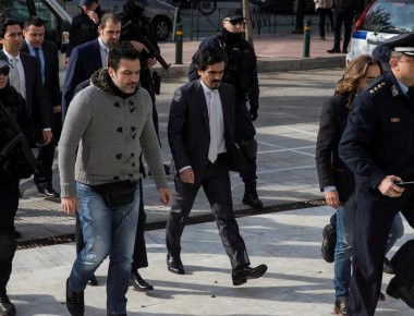 Ελεύθερος 1 από τους 8 Τούρκους στρατιωτικούς που είχαν καταφύγει στην Ελλάδα - Του δόθηκε άσυλο (βίντεο)